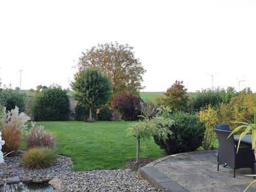 Vom Gartenbereich aus schaut man weiter ins Grüne. - 8 Zimmer Einfamilienhaus zum Kaufen in Gilzem