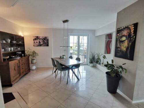 Der Essbereich liegt angrenzend an das Wohnzimmer - 