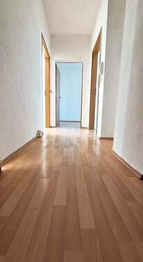 Flur (Sicht aus Wohnungseingang) - 3 Zimmer Etagenwohnung zur Miete in Weißenfels