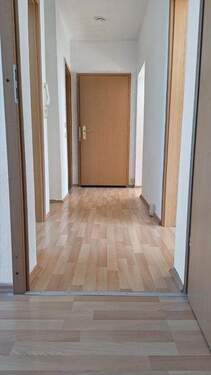 Flur (Sicht zum Wohnungseingang) - 3 Zimmer Etagenwohnung in Weißenfels