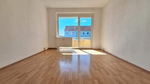 Wohnzimmer mit Balkon - Etagenwohnung mit 59,70 m&sup2; in Weißenfels zur Miete