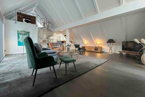 01_Wohnbereich - Exklusives Penthouse mit Galerie, Kamin, Garage und eigenem Aufzug in Essen-Rüttenscheid