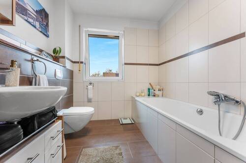 Tageslichtbad mit Wanne - 