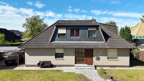 Vorderansicht 2 - 8 Zimmer Einfamilienhaus in Kaltenkirchen