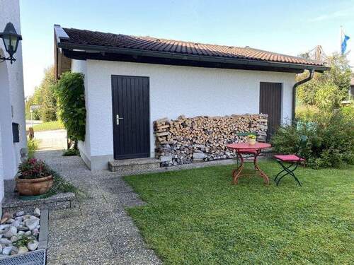 Ihr Frühstücksplatz in der Morgensonne am Eingang - 