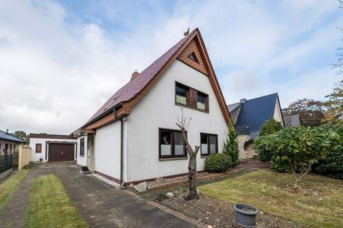 Bild 1 - Einzigartiges Einfamilienhaus in Debstedt: Geräumiges Wohnen mit zwei Garagen und großem Grundstück