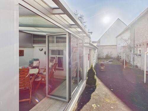 Wintergarten mit Blick in den Hof - 