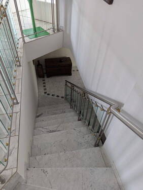 Treppe zum Keller und Zimmer - 