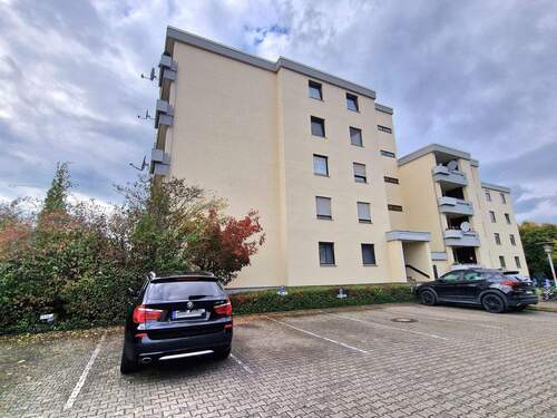 Ostseite mit Gebäudeeingang - 