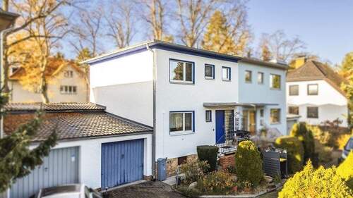 Vorderansicht des Hauses mit Garage - Attraktive Doppelhaushälfte mit Einbauküche, überdachter Terrasse und familienfreundlicher Raumaufteilung