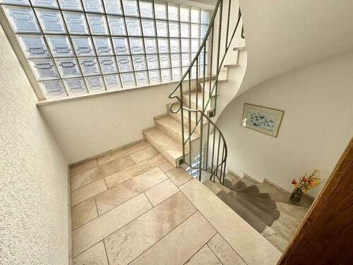 sehr gepflegtes Treppenhaus - 