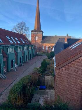 Blick zur Kirche - Geräumige Dachgeschosswohnung mit Kamin, Loggia und Stellplatz