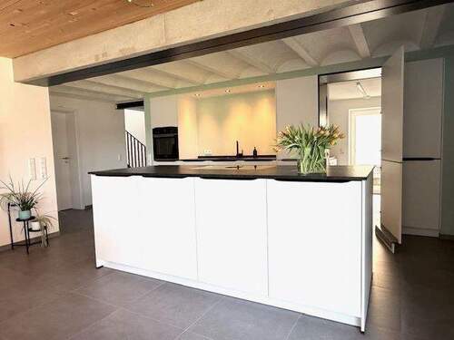 Küche mit Zugang zum Hauswirtschaftsraum - 