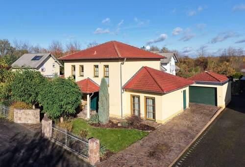 Frontansicht - Sehr gepflegtes Traumhaus mit ebenerdigem Garten und großer Garage!