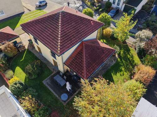 Blick auf Haus und Garten - 4 Zimmer Einfamilienhaus in Görgeshausen