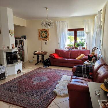 Wohnzimmer mit Kamin - 4 Zimmer Einfamilienhaus in Berlin