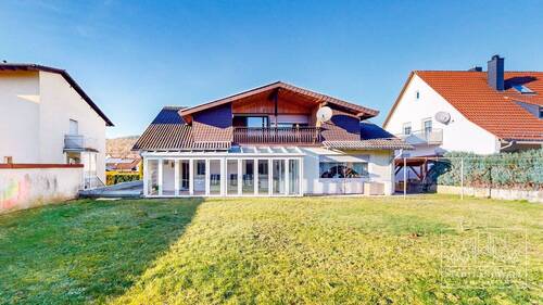 Hausansicht auf Balkon - 