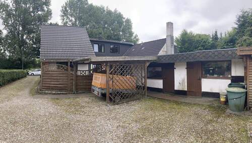 Hof mit Carport - 