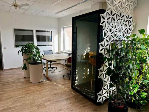 Blick auf die beiden freien Büroarbeitsplätze und die Telefonkab - Büro in Niedernberg