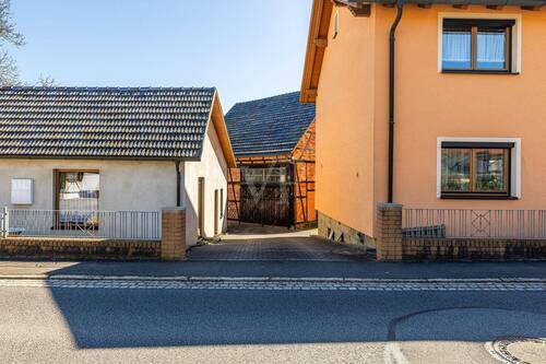 Zugang zu Scheune und Innenhof - 7 Zimmer Einfamilienhaus in Bad Rodach / Heldritt