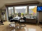 Wohnzimmer - NEUSS DREIKÖNIGENVIERTEL- GEMÜTLICHE ZWEIZIMMER- DACHGESCHOSS- WOHNUNG MIT BALKON