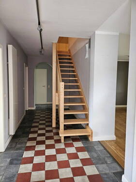 Flur mit Treppe ind OG - 