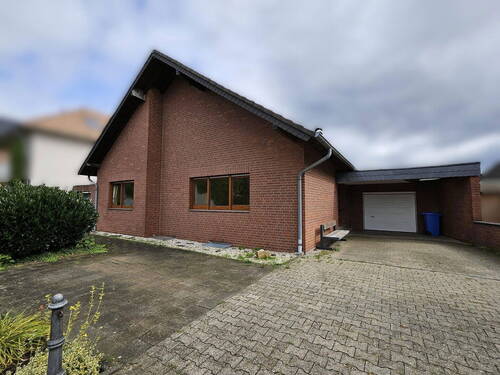 Frontansicht und Garage - 4 Zimmer Einfamilienhaus in Jülich