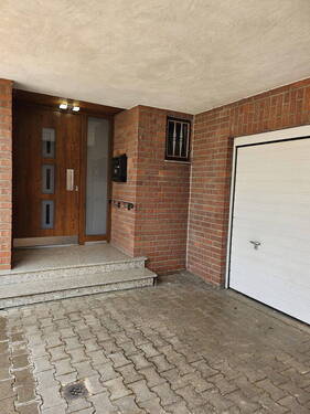 Eingangsbereich und Garage - 
