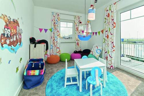 Helles Kinderzimmer mit Spielbereich - 