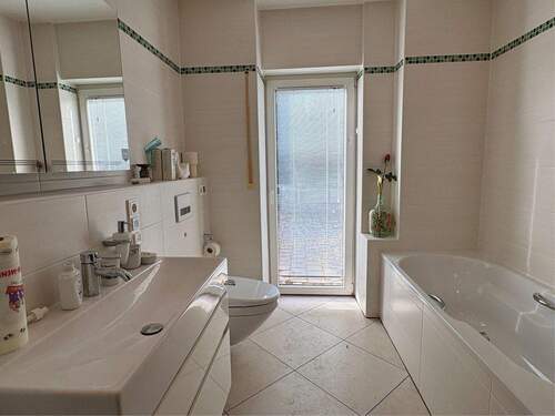 Bad im EG zw. Schlafzimmern - 