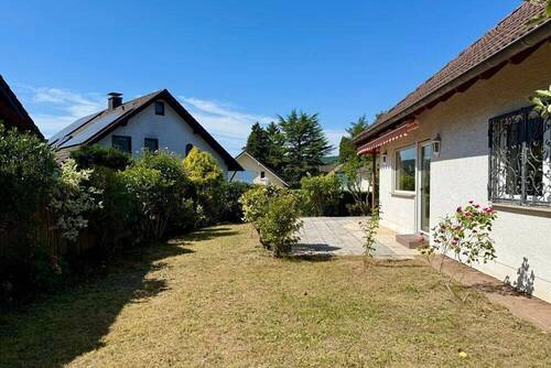 Überdachte Terrasse und ein schöner Garten - 