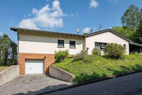 Garageneinfahrt - Einfamilienhaus mit 155,00 m&sup2; in Burgbrohl zum Kaufen