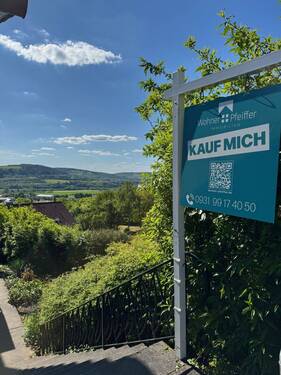 Verkaufsschild + Aussicht - Wohnen mit Aussicht am Turmberg in bester Lage in Lauda-Königshofen (2 Wohnungen)
