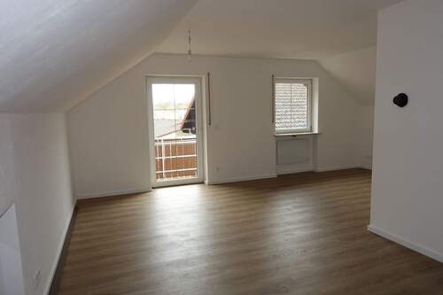 Wo.Zi, Balkon - Großzügige 3-Zi.-Wohnung im 1.OG m. EBK, Balkon, Carport, Garage, Garten, Wi.Garten, Gewächshaus