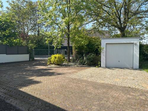 Einfahrt und 2. Garage - 