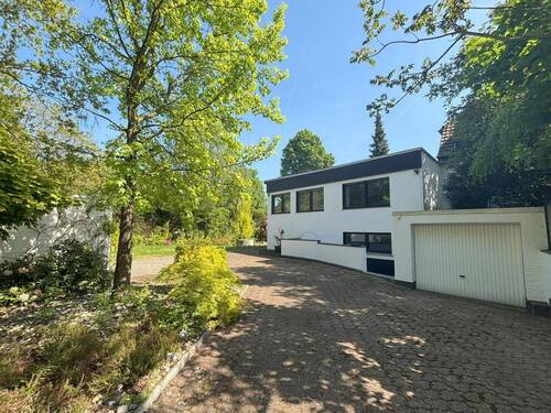 Einfahrt und Garage am Haus - 3 Zimmer Einfamilienhaus zum Kaufen in Krefeld