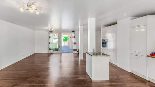 Wohn-/ Essbereich - Moderne Stadtwohnung in ruhiger Seitenstraße - mit Balkon und Tiefgarage
