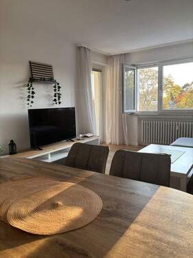 Bild 1 - Stilvolle 3,5-Zimmer-Wohnung mit Südbalkon - frisch renoviert und mit neuer, moderner Einbauküche