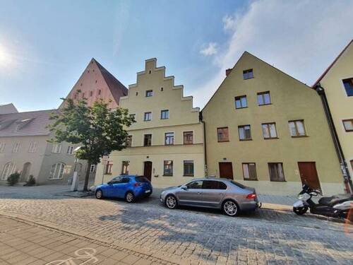 Hinter dem blauem Auto ist der Eingang - 2 Zimmer Etagenwohnung zur Miete in Ingolstadt