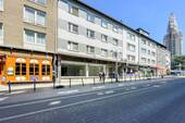 Außenansicht - zentrale Lage - lange Schaufensterfront - Parkhaus gegenüber