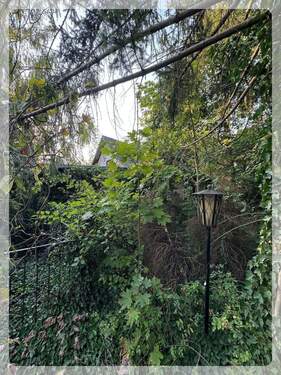 bebaut mit abrissfähigem Bungalow - 