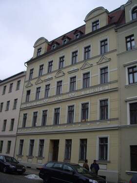 Hausansicht vorn - ruhige 3- Raumwohnung mit offener Küche und Dusche !