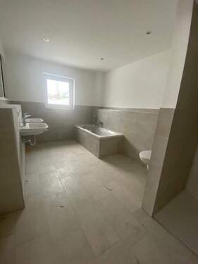 WHG 5- Bad.jpg - Terrassenwohnung mit 140,40 m&sup2; in Stockach zur Miete