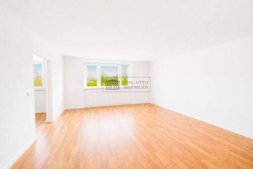 Großzügiges Wohnzimmer - 2 Zimmer Etagenwohnung zum Kaufen in Seevetal