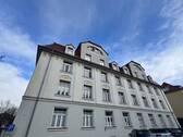 Hausansicht Straßenseitig - Etagenwohnung mit 62,50 m&sup2; in Dresden zur Miete