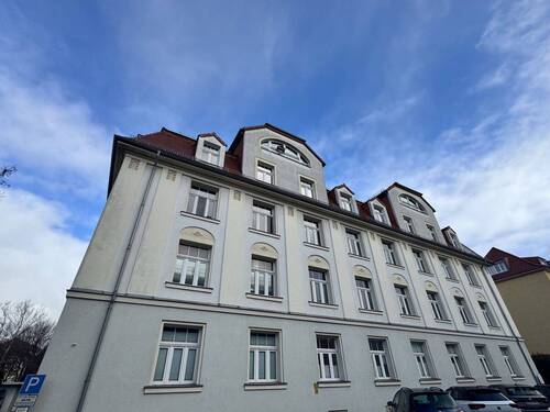 Hausansicht Straßenseitig - Etagenwohnung mit 62,50 m&sup2; in Dresden zur Miete