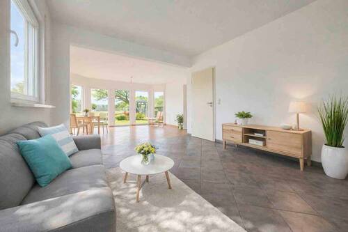 Wohn- und Esszimmer EG (digital gestaged) - 4 Zimmer Doppelhaushälfte in Rüsselsheim am Main
