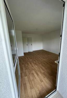 Blick von Balkon auf Wohnzimmer - 