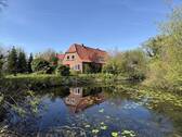 Haus am Teich - Mehrere Wohnungen und Stallgebäude auf großem Grundstück in Hamweddel