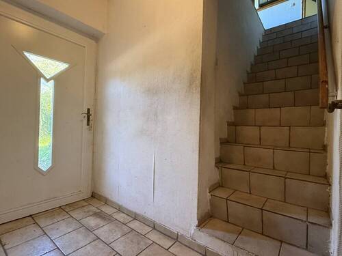 Eingang und Treppe zur Dachgeschosswohnung - 